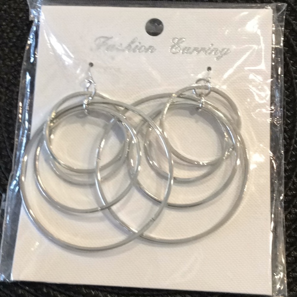 🎉 Beautiful, Silver tone Hoop Earrings 🎉